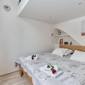 apartment-uzka.marianskelaznehotels.net/